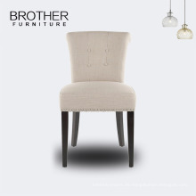 Moderner Stuhl aus weichem Stoff im modernen Stil